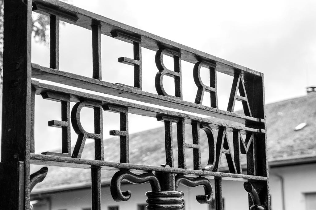 Eco-friendly carbon neutral travel icon